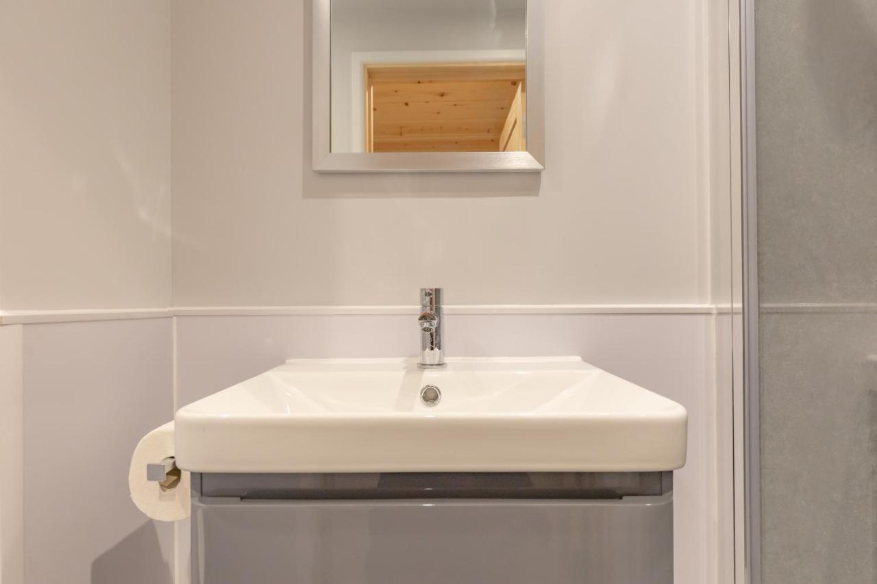 Cosy And Eco-Friendly Cabins Next To 16Th Century Pub Newmarket  Esterno foto